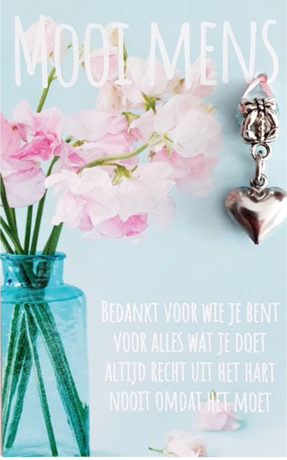 Blauwe vaas met roze bloemen, zilveren hartvormige hanger. Tekst: 
