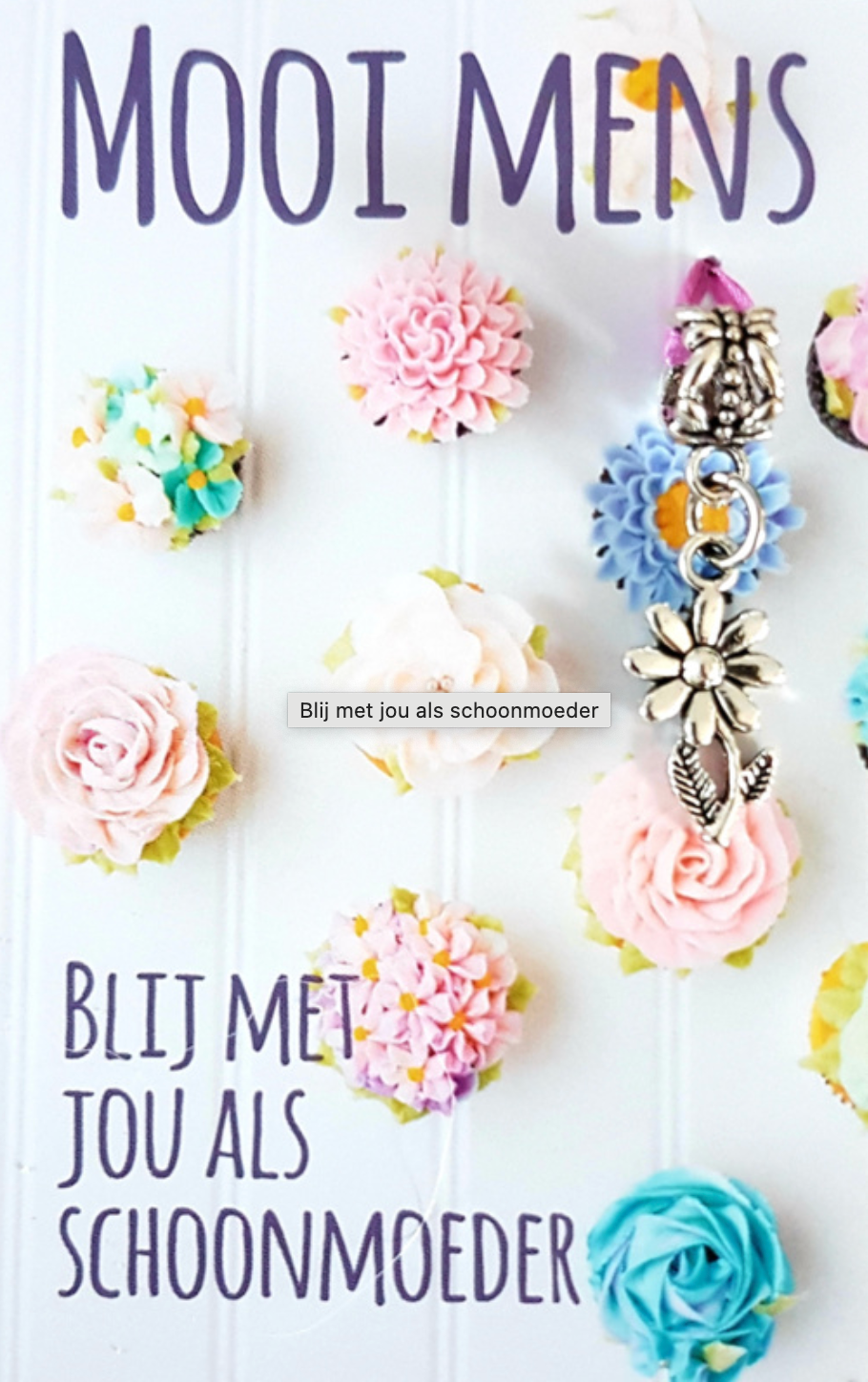 Een muur versierd met papieren bloemen en bedeltjes. Tekst: 