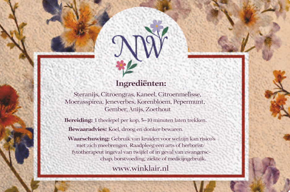 Cadeauset met thee: zakje losse thee, pot met kurken deksel, theelepel, op een houten schijfje.