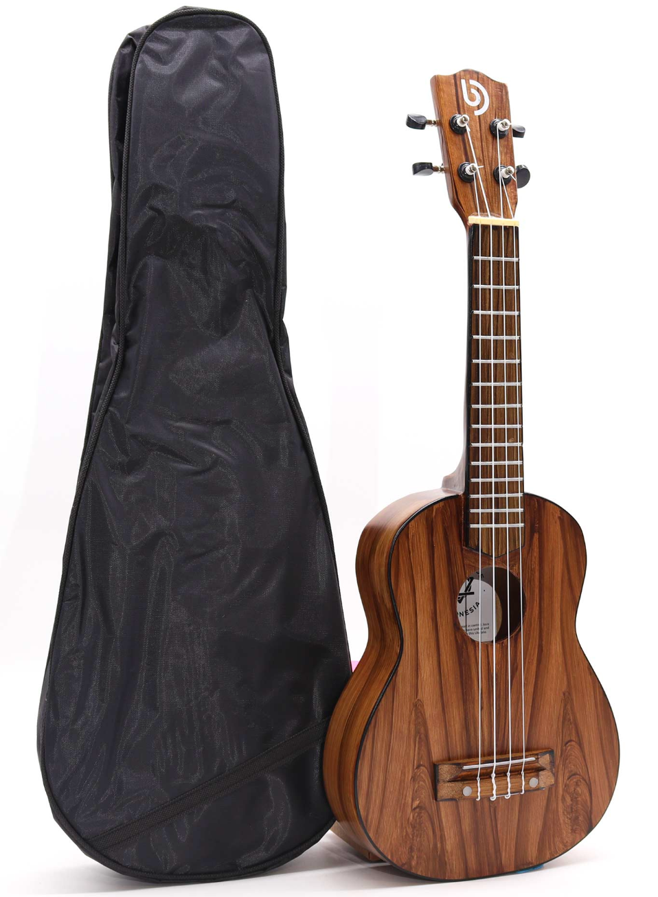 Een houten ukelele op een smal, onverhard pad door een wazig, groen bos.