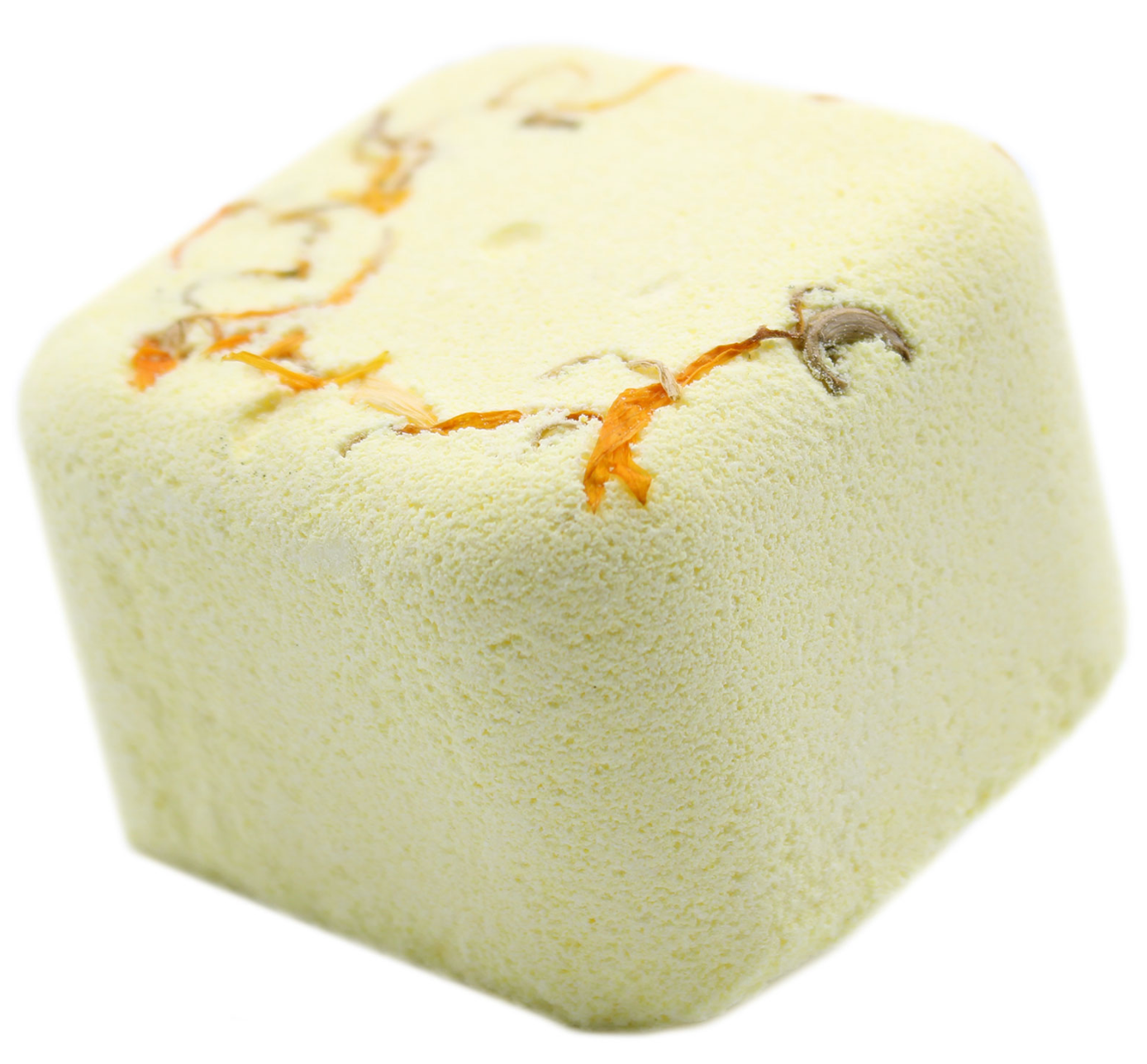 Vierkante, lichtgele stenen kubus met oranje aderen op een gestructureerd, grijsgroen oppervlak.