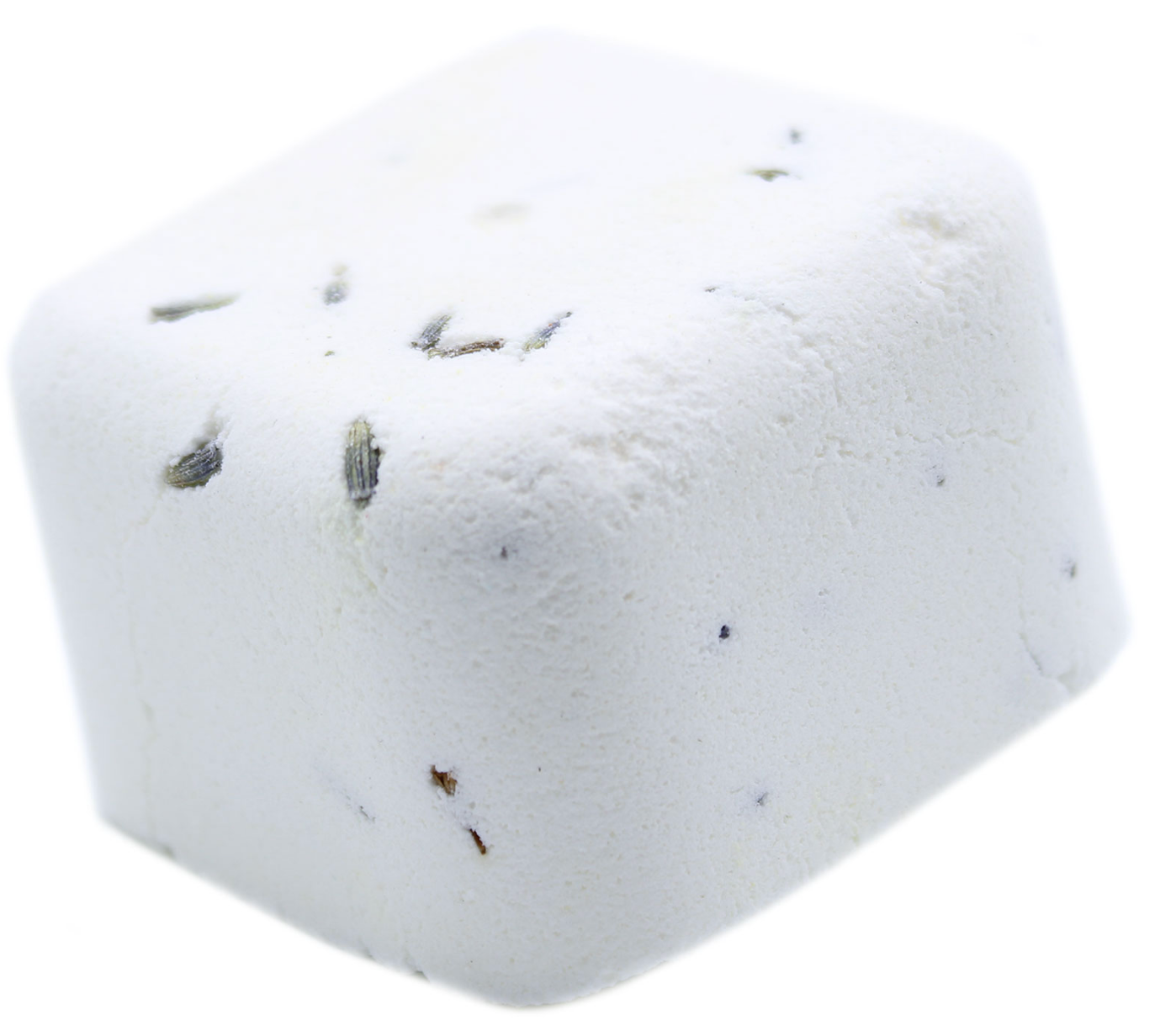 Witte, kubusvormige bruisbal met donkere spikkels, op een bedje van groen mos.