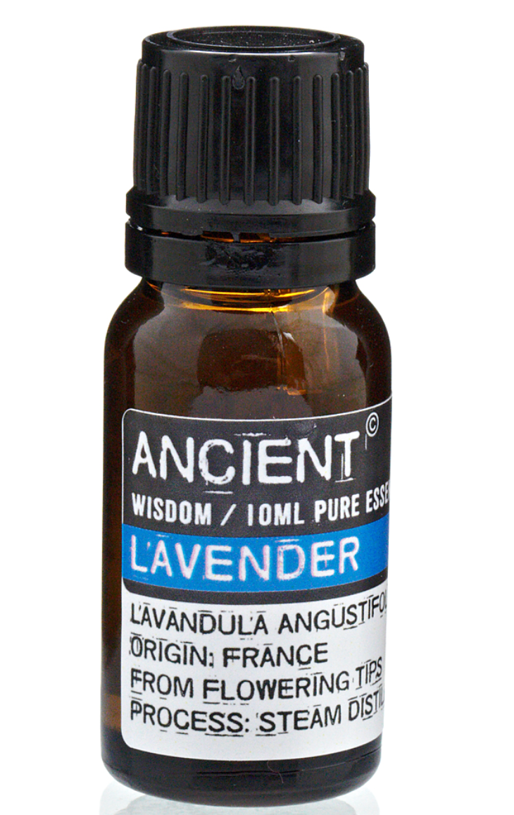 Een flesje etherische lavendelolie van Ancient Wisdom op een natuurlijke achtergrond.