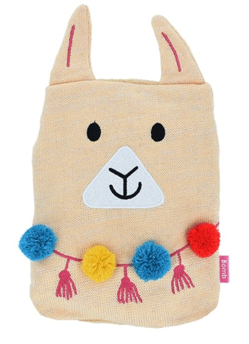 Warmwaterkruikhoes in de vorm van een lama, gemaakt van beige gebreid materiaal met een kleurrijke pompon-slinger.