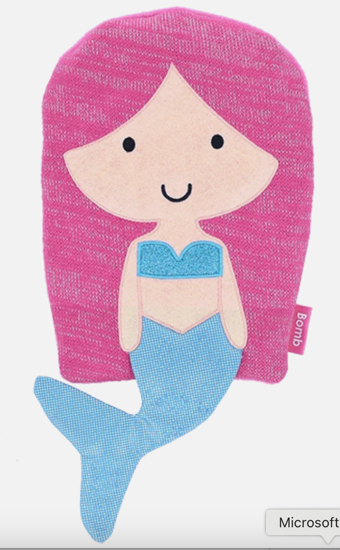 Warmwaterkruikhoes in de vorm van een lama, gemaakt van beige gebreid materiaal met een kleurrijke pompon-slinger.