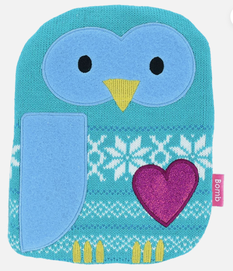 Blauw gebreid item in de vorm van een uil met sneeuwvlokkenpatroon, vilten vleugel en roze hartje.