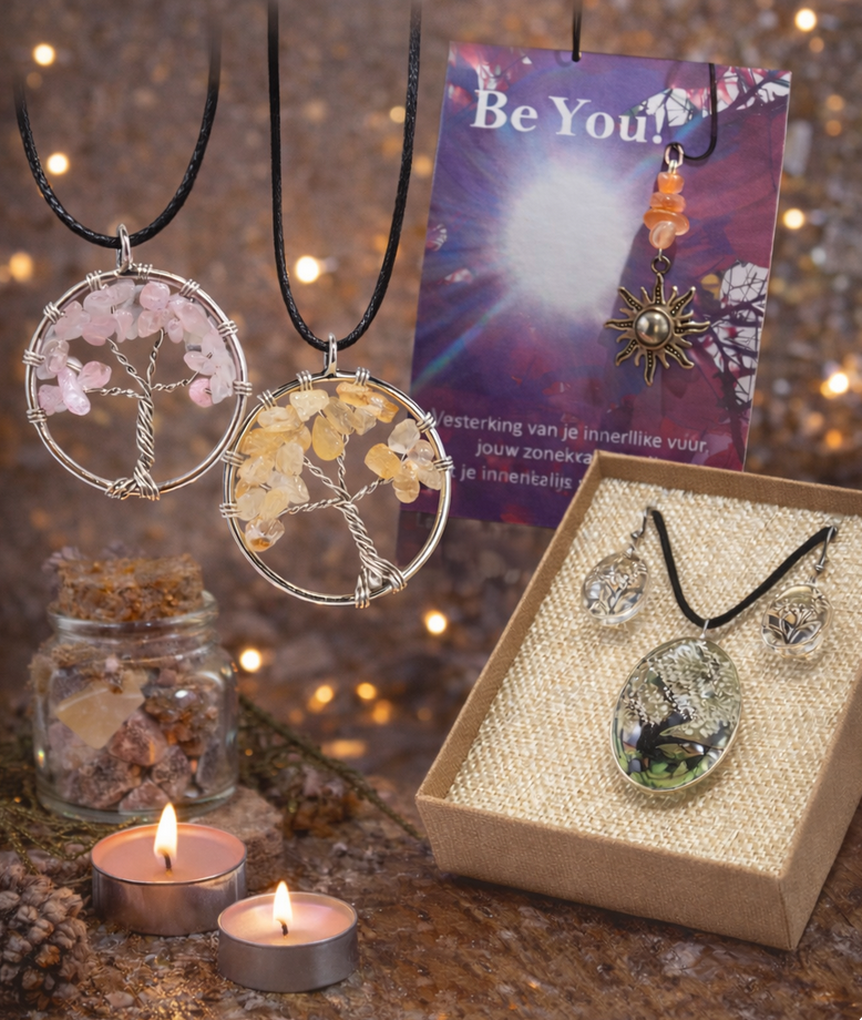 Sieradenpresentatie: levensboomhangers, zonnetje, geschenkdoos, potje, kaarsen en 
