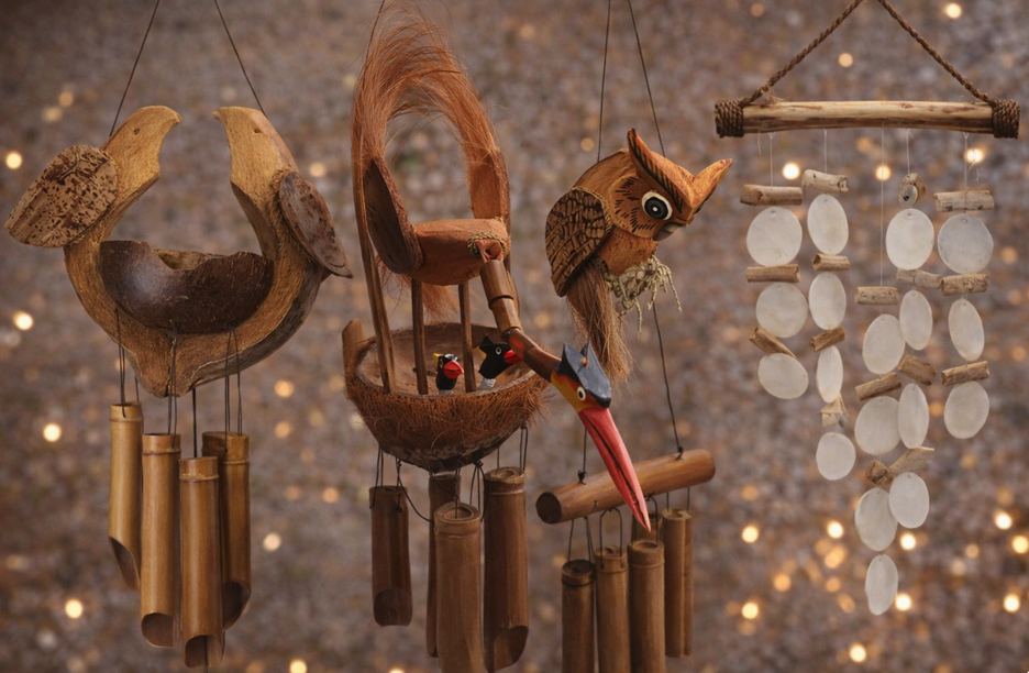 Handgemaakte windgong: vogelfiguurtjes, kokosnootschalen, bamboebuizen en een schelpengong.