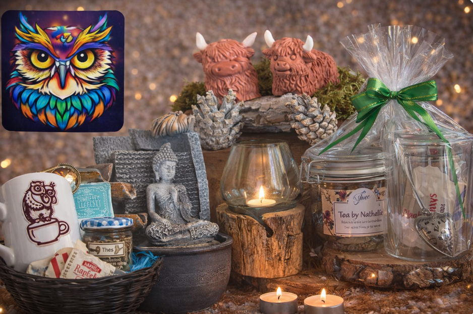 Cadeaupakket met diverse artikelen, waaronder een mok, kaarsen en beeldjes van Schotse hooglandkoeien.