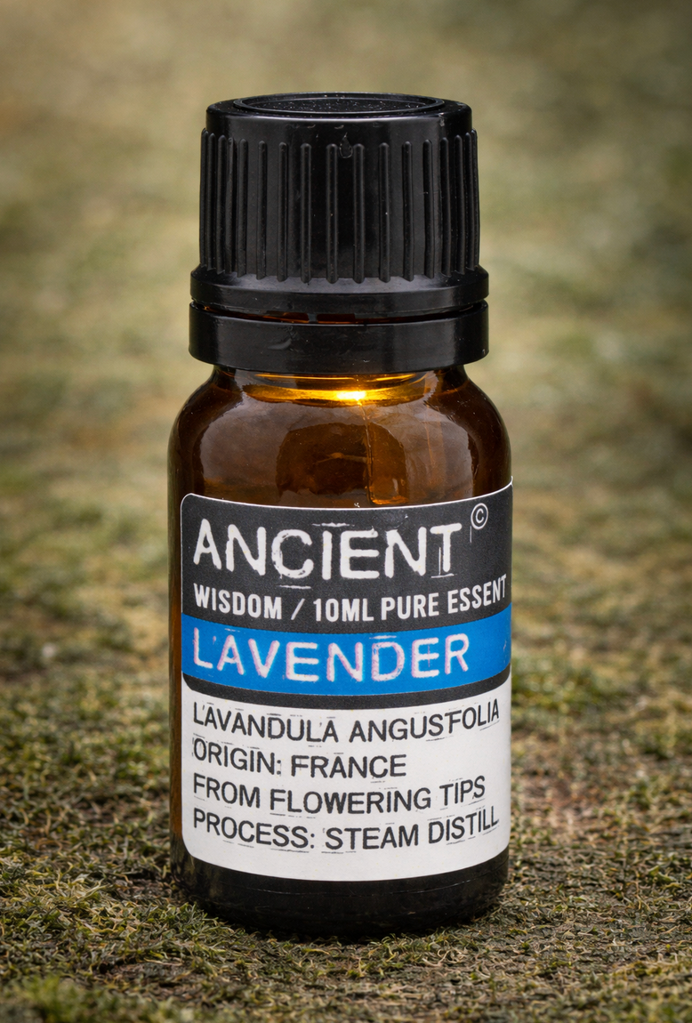 Een flesje etherische lavendelolie van Ancient Wisdom op een natuurlijke achtergrond.