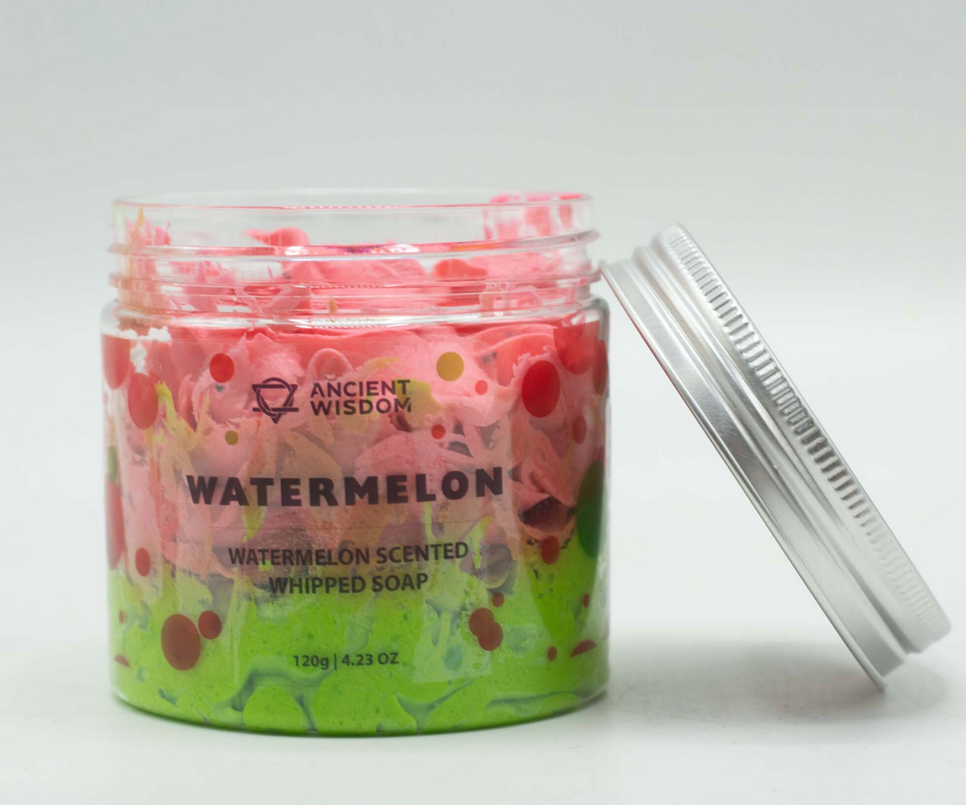 Opgeklopte zeep met watermeloengeur in een potje, met schijfjes watermeloen en lychee.