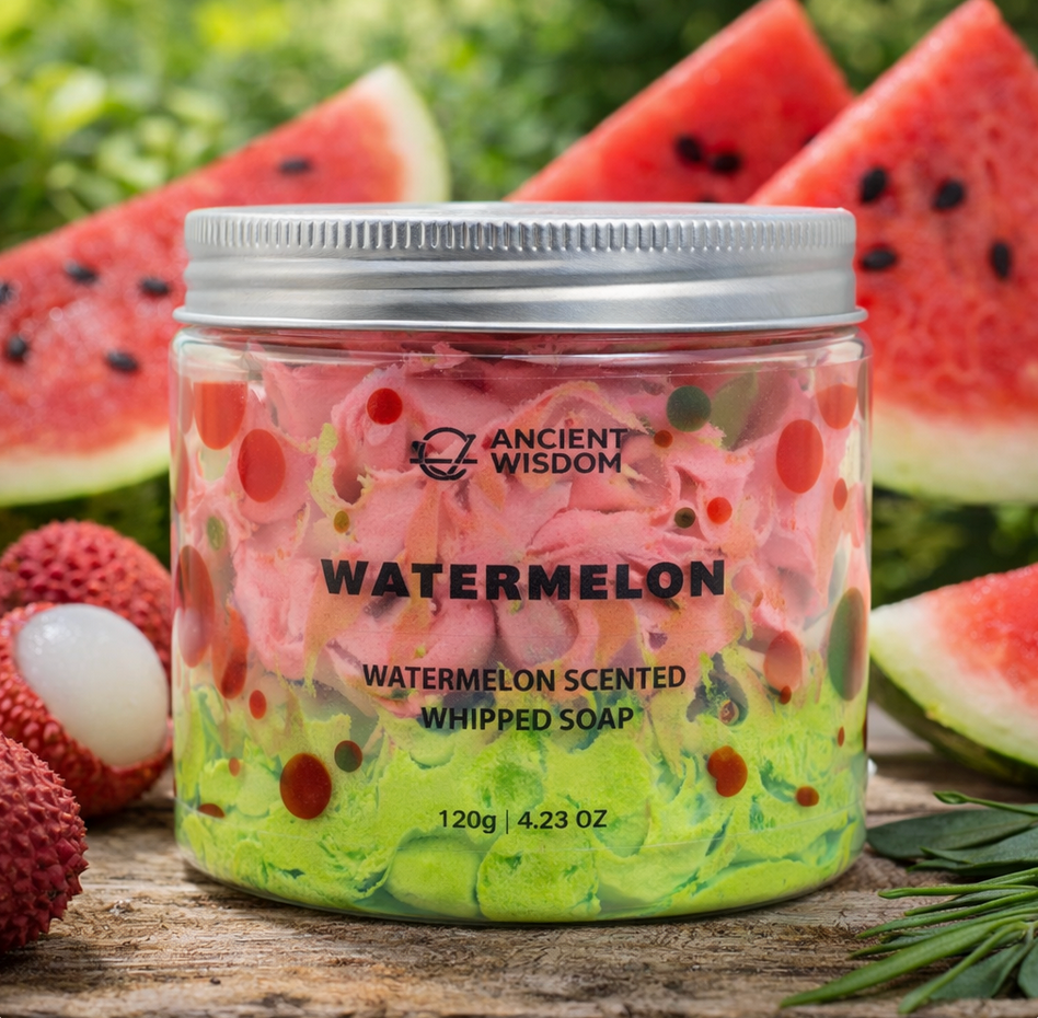 Opgeklopte zeep met watermeloengeur in een potje, met schijfjes watermeloen en lychee.