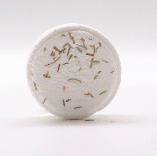 Badbom met rozemarijn, omringd door grapefruit, citroen en steentjes.