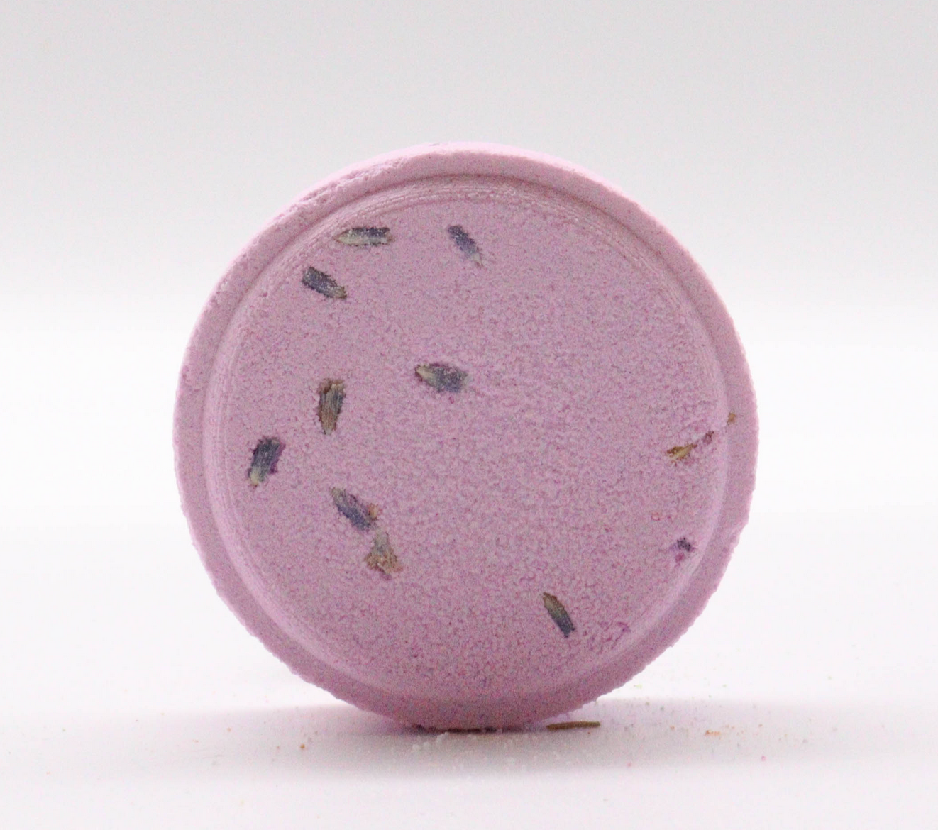 Paarse bruisbal met lavendel en citroenschijfjes.