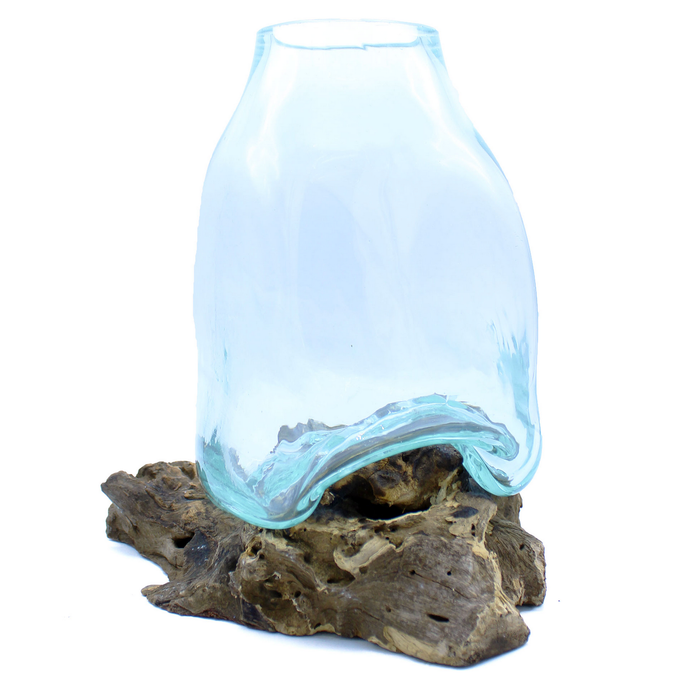 Een heldere, gebogen glazen vaas op een ruwe houten voet, met een wazige groene achtergrond.