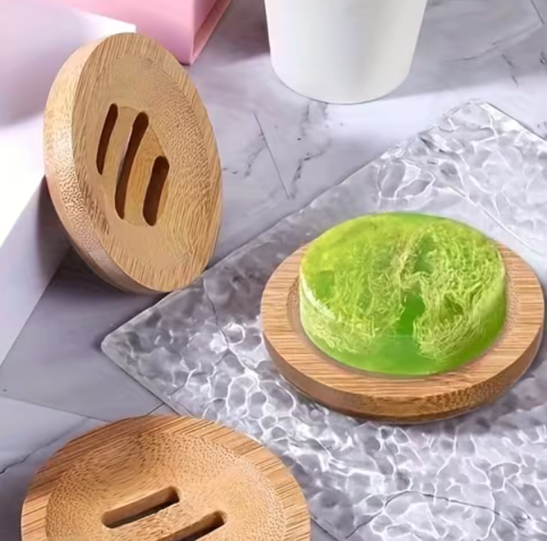 Houten zeepbakje met drie vakjes, voor buiten op de grond.