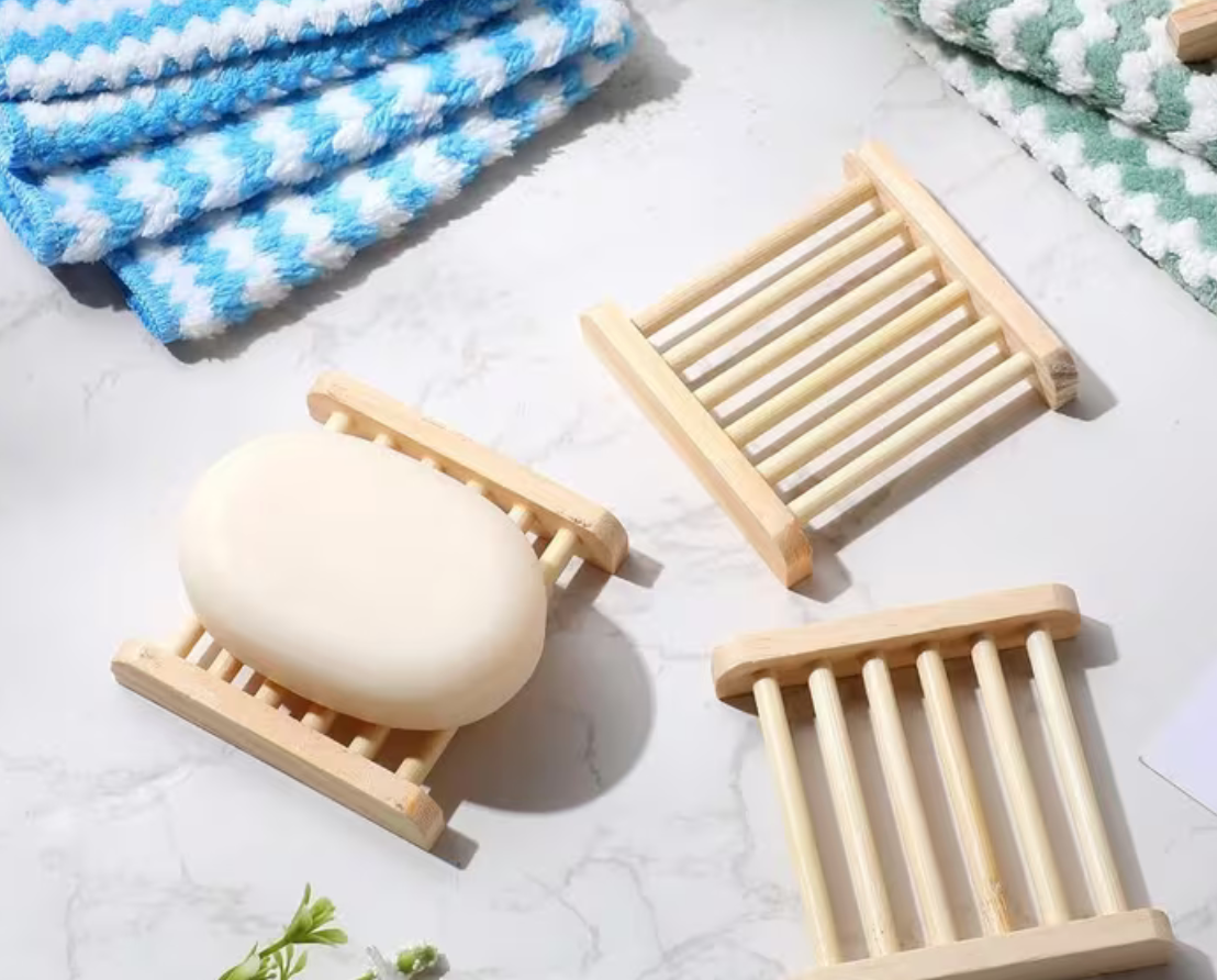 Houten zeepbakje met parallelle deuvels op de bosbodem.