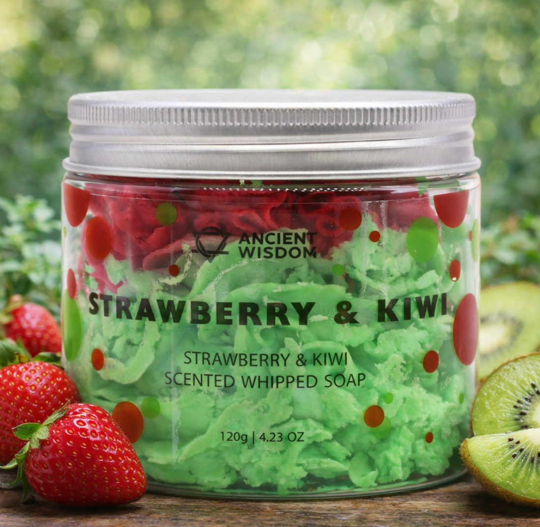 Potje luchtige zeep met aardbei- en kiwigeur, in rode en groene laagjes. Omringd door schijfjes aardbei en kiwi.