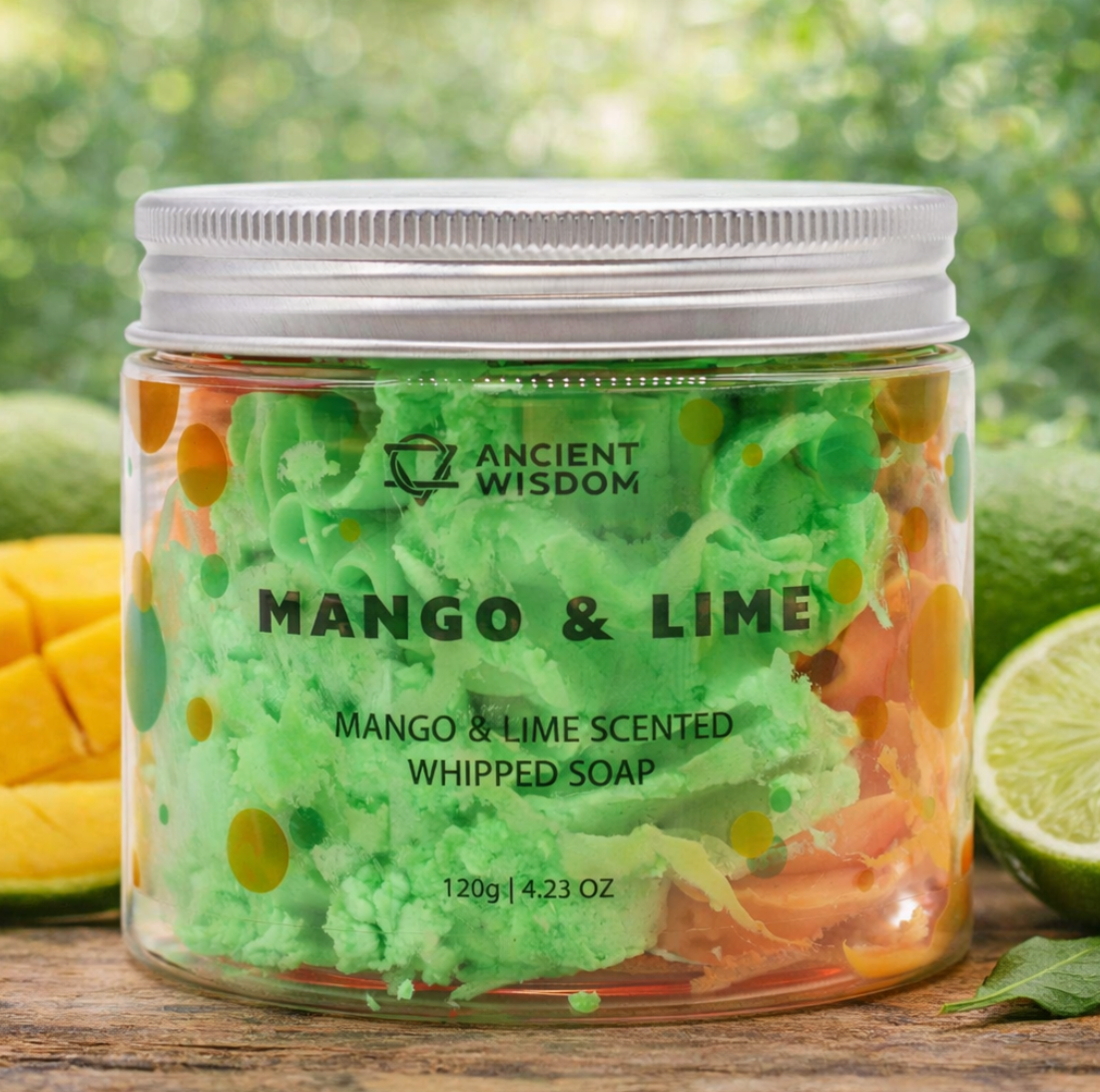 Potje zeep met mango- en limoensmaak, groen en oranje, met fruit op de achtergrond.