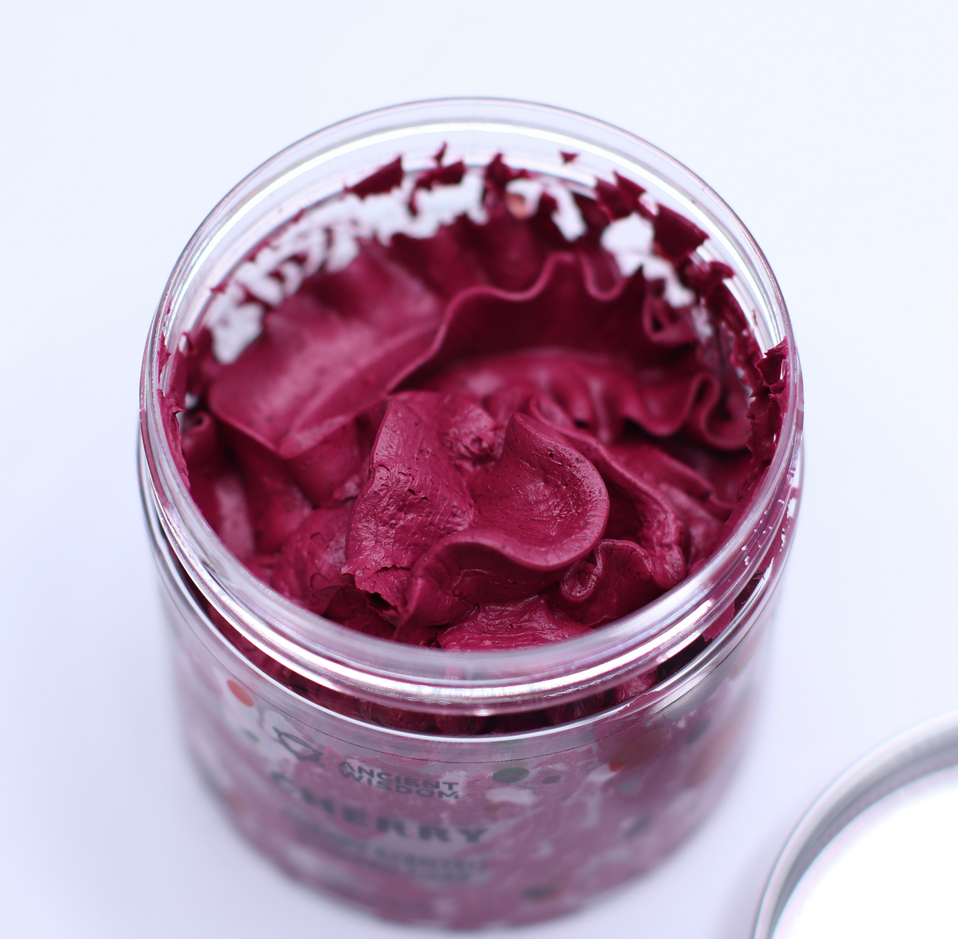 Potje kersengeurende, luchtige zeep, rood gekleurd met kersenmotieven; met de tekst 