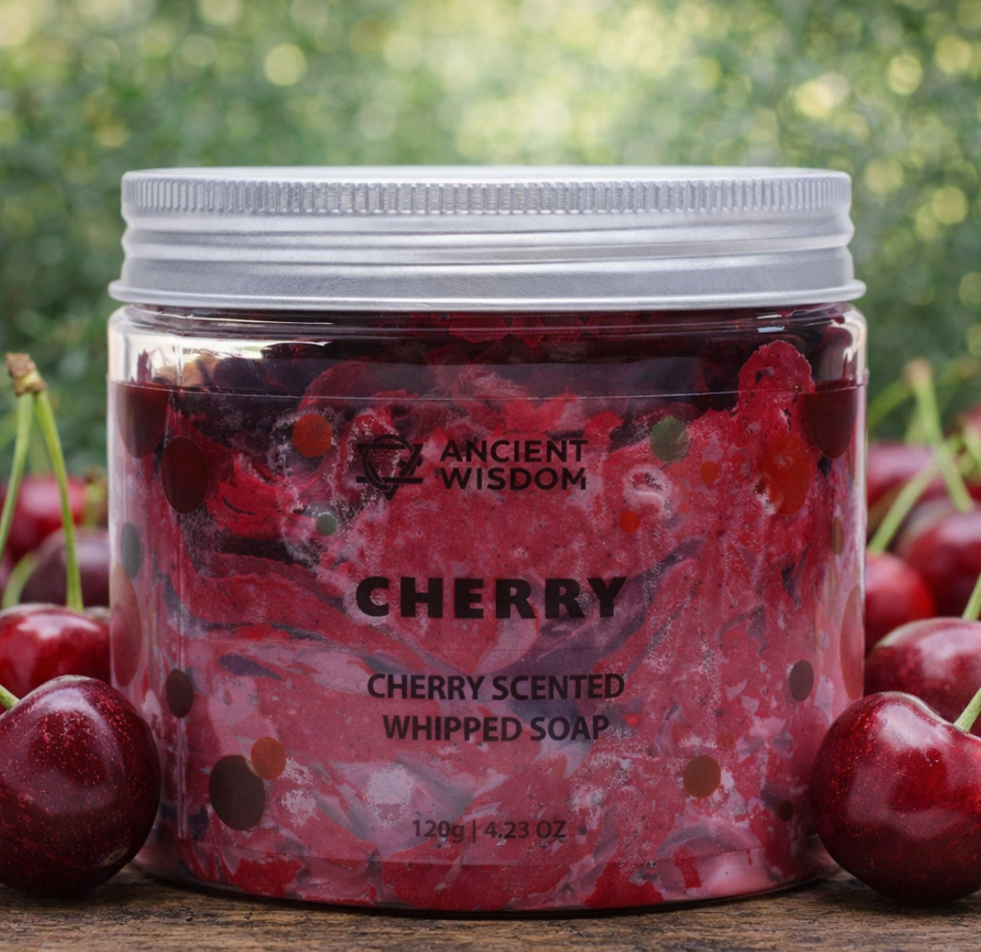 Potje kersengeurende, luchtige zeep, rood gekleurd met kersenmotieven; met de tekst 