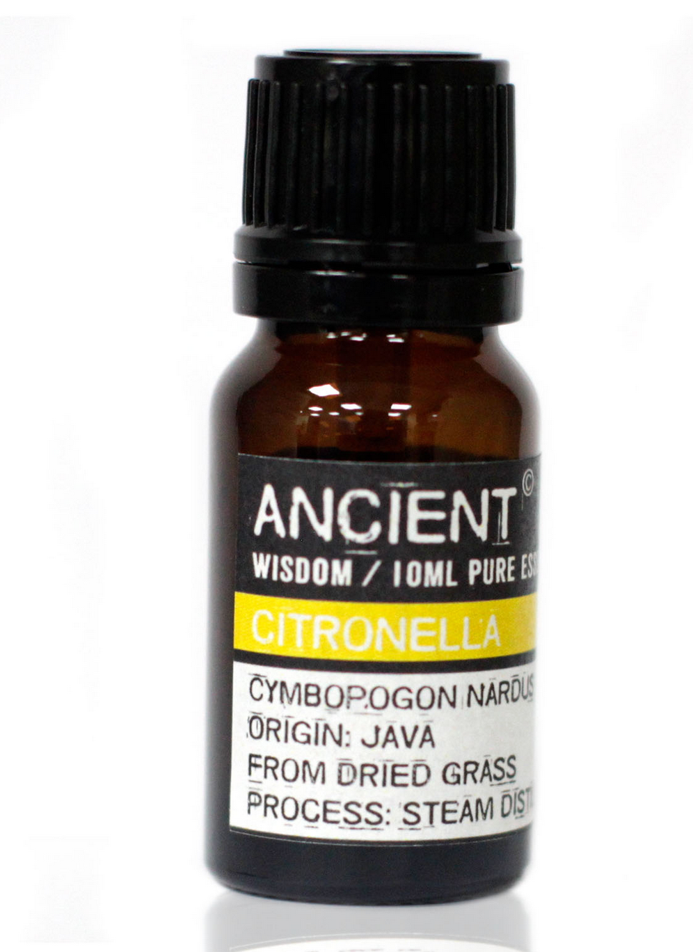 Een flesje citronella-etherische olie op een met mos bedekte ondergrond in een buitenomgeving.