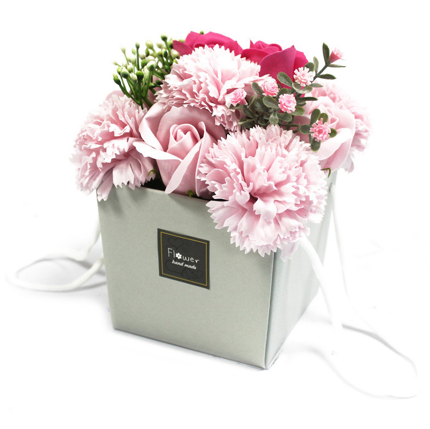 Een boeket roze anjers en rozen in een vierkante geschenkdoos met het opschrift 