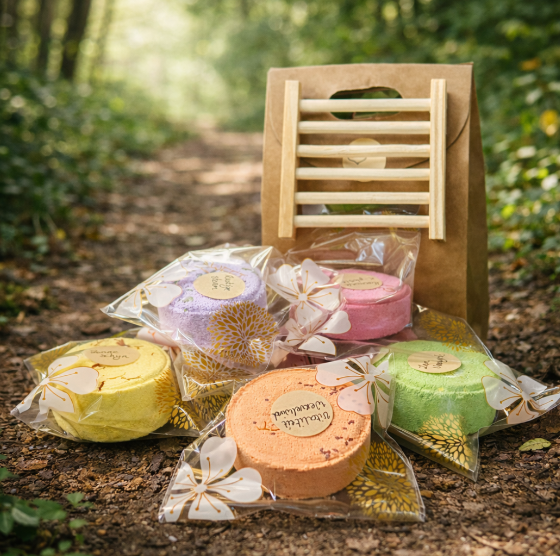 Cadeauset met badbommen in verschillende kleuren en een houten zeephouder in een bosachtig thema.