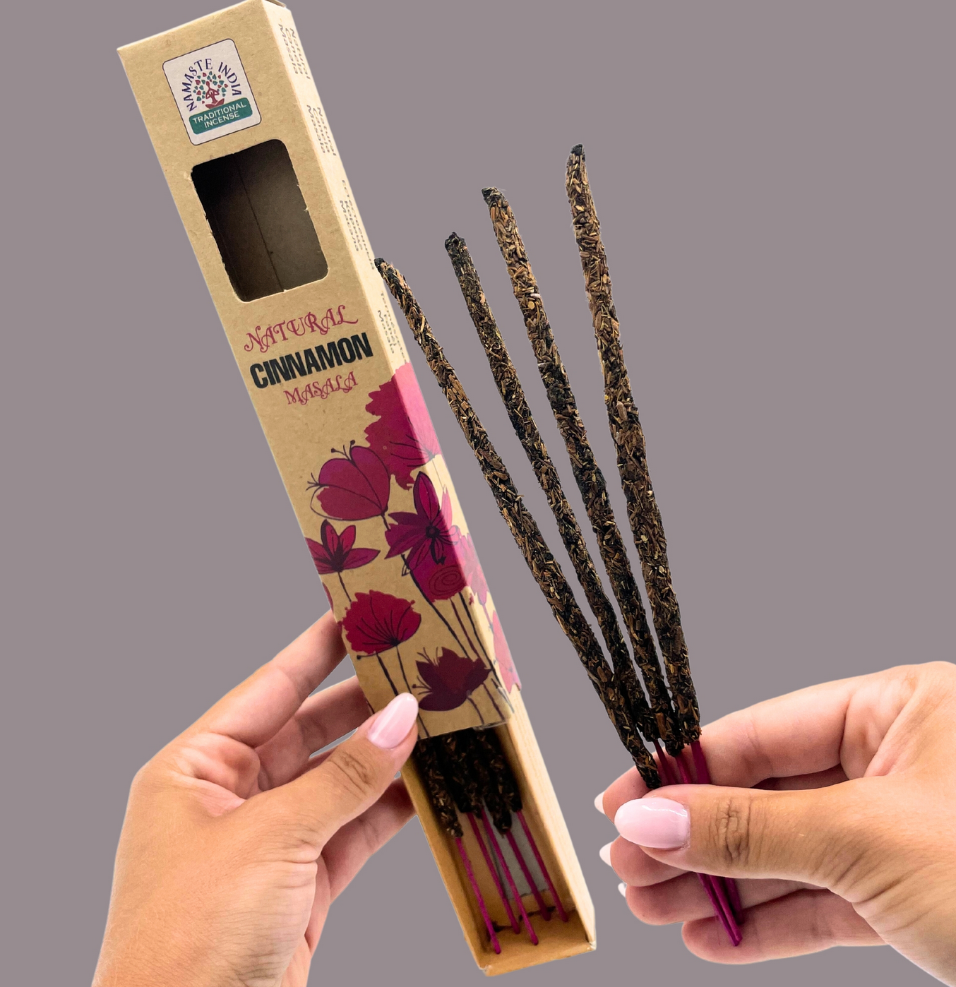 Wierookstokjes met kaneelgeur, inclusief houder en decoratieve doos met rode klaprozen.