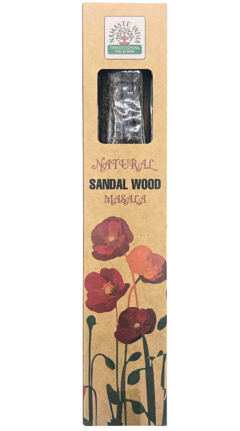 Wierookstokjes, een seleniethouder en een vijzel op een houten ondergrond. Bruine verpakking met rode bloemen.