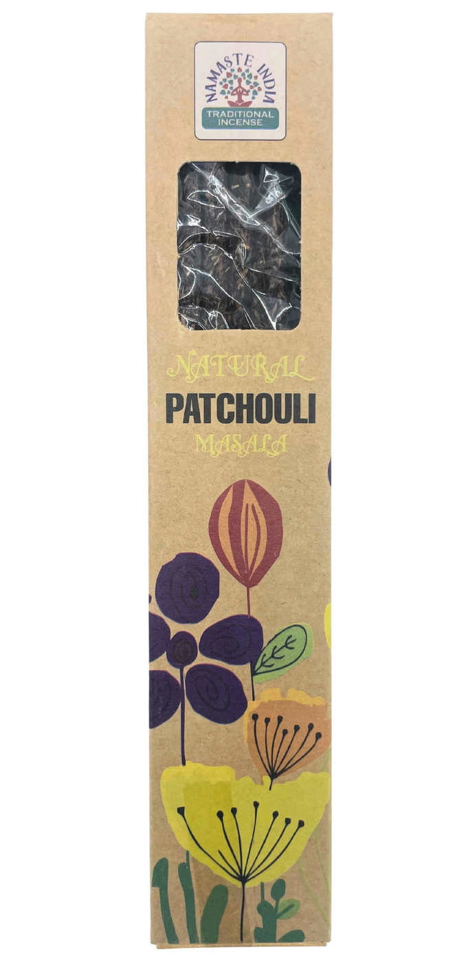 Doosje patchouli wierookstokjes, seleniet houder, decoratieve schaal, gedroogd gras op hout.
