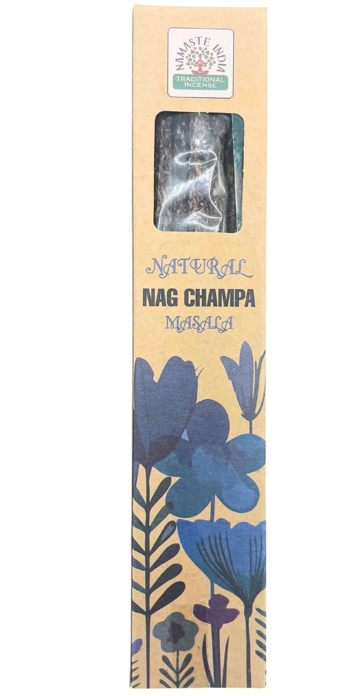 Wierookstokjes, een selenietstaafje en een klein betonnen schaaltje op een houten ondergrond.