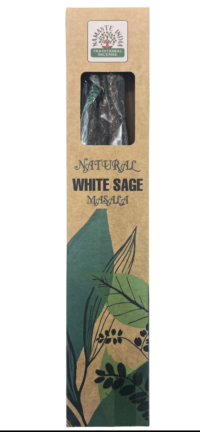 Wierookstokjes, salie in een doosje, een seleniethouder met maanfasen en een betonnen kom op hout.