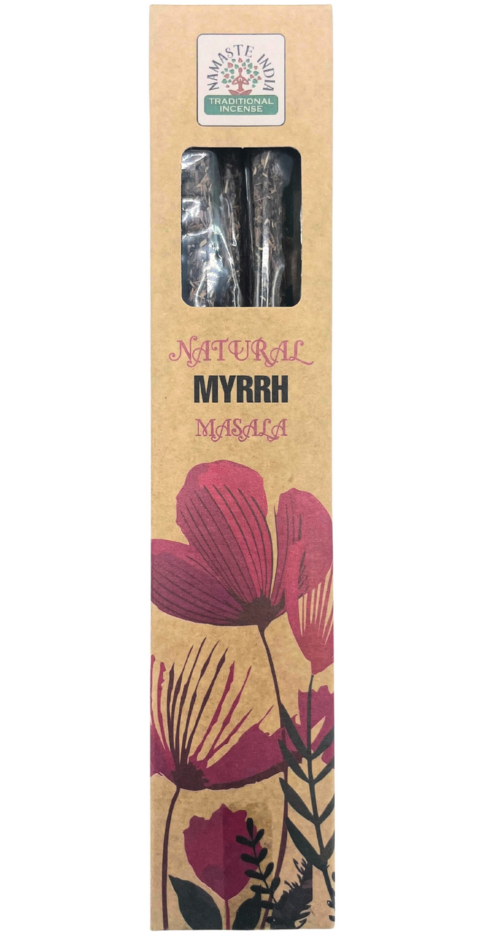 Wierookstokjes, een brander, een houder en een bloemendoos op een houten tafel.