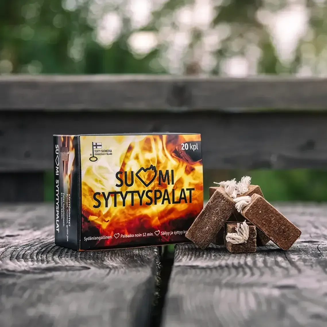 A box of Suomi Sytyspalat is sitting on a wooden table