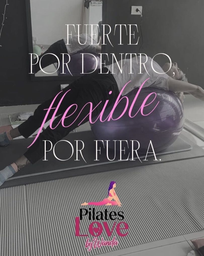 mujer sobre un balon de yoga