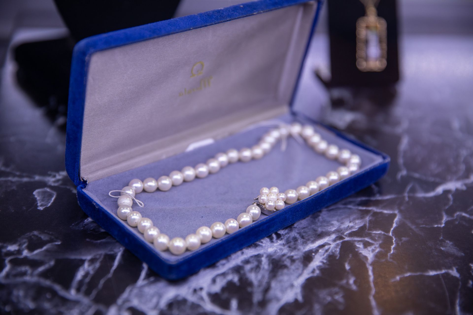 A display of silver rings with a label that says 925 silver platinum