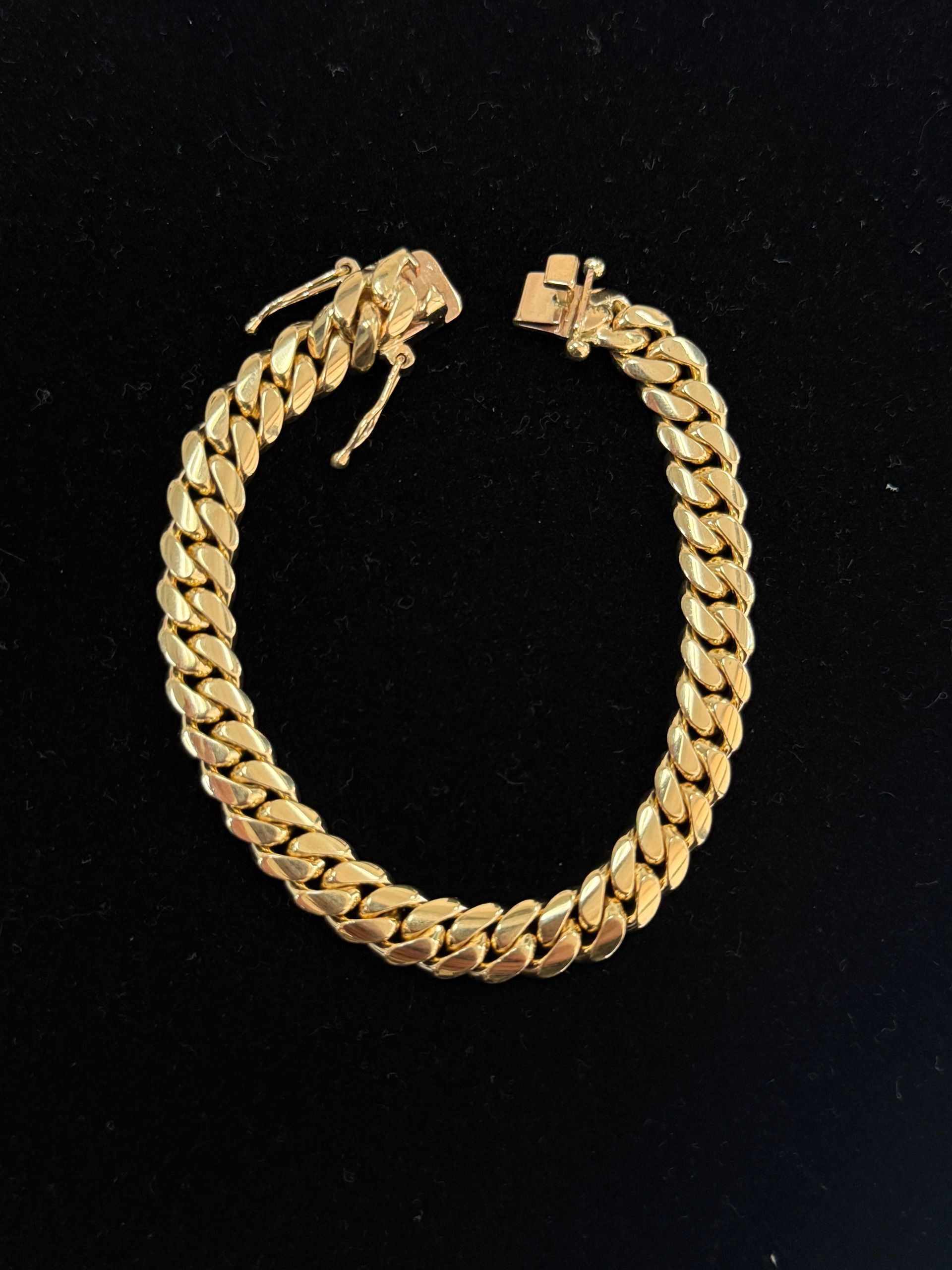 A display of silver rings with a label that says 925 silver platinum