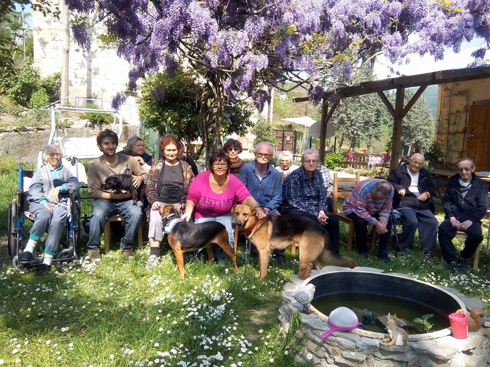 Staff della casa famiglia nel giardino
