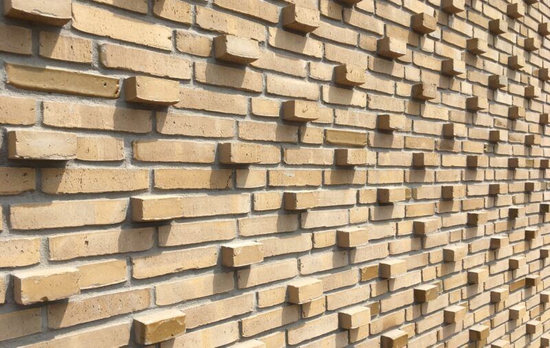 Een bakstenen muur met veel stenen erop