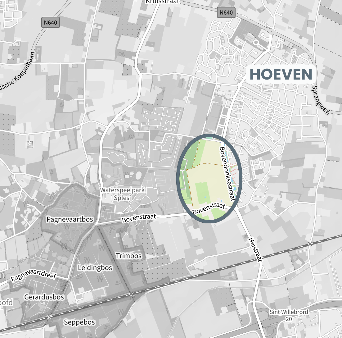 Een zwart-witkaart van Hoeven met een groene cirkel in het midden