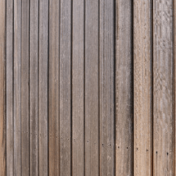 Een close-up van een houten muur met een rij houten planken.