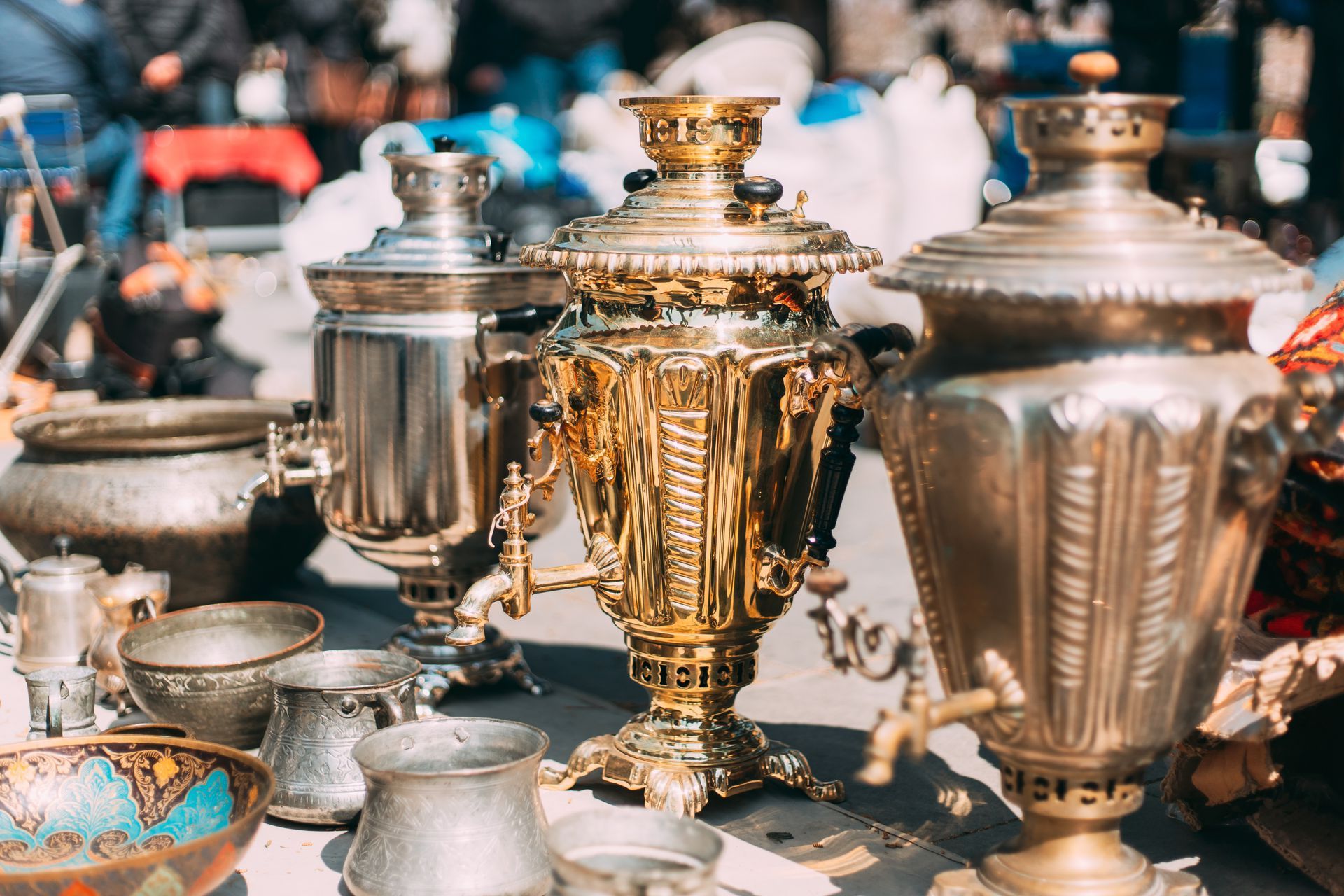 There are many different types of samovars on the table.