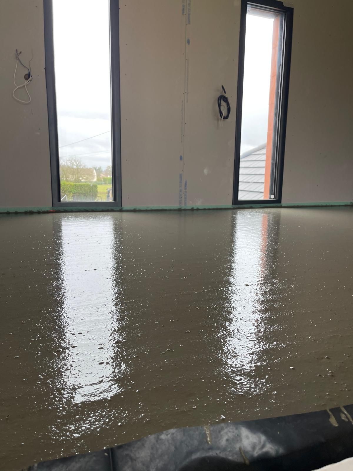 Une pièce avec beaucoup de fenêtres et un sol brillant