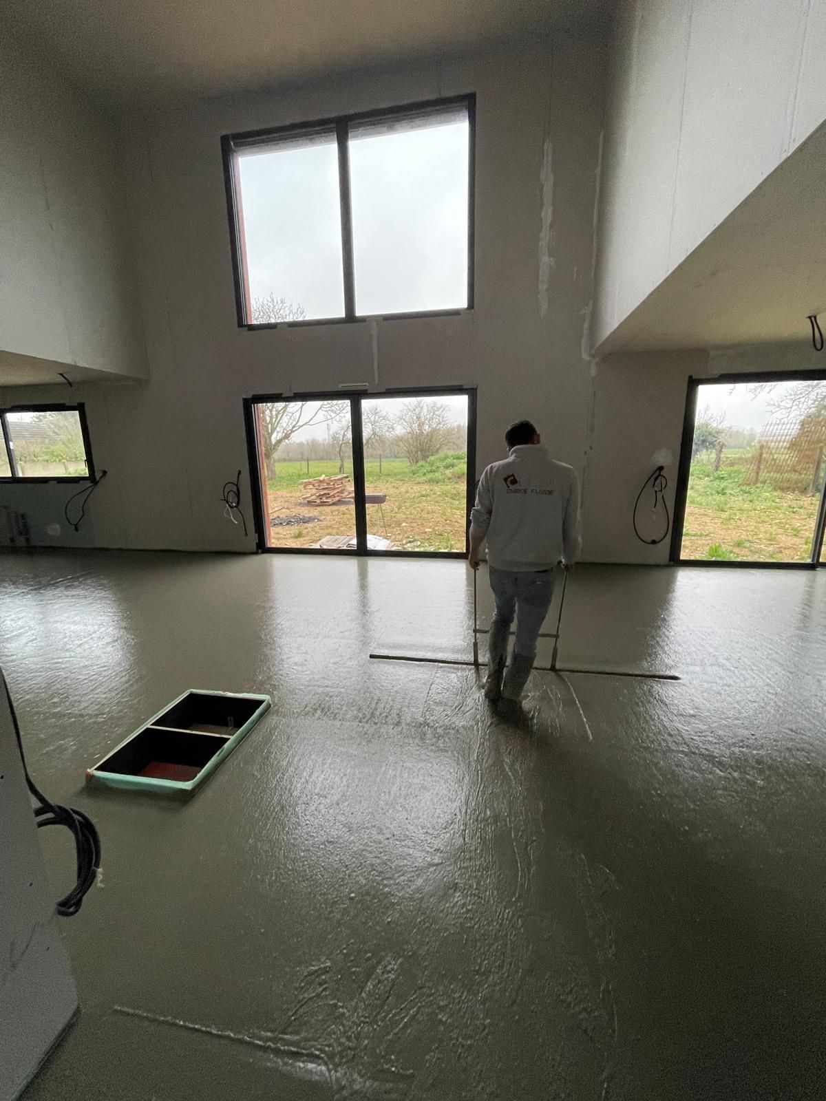 Un homme en costume blanc se tient devant une porte