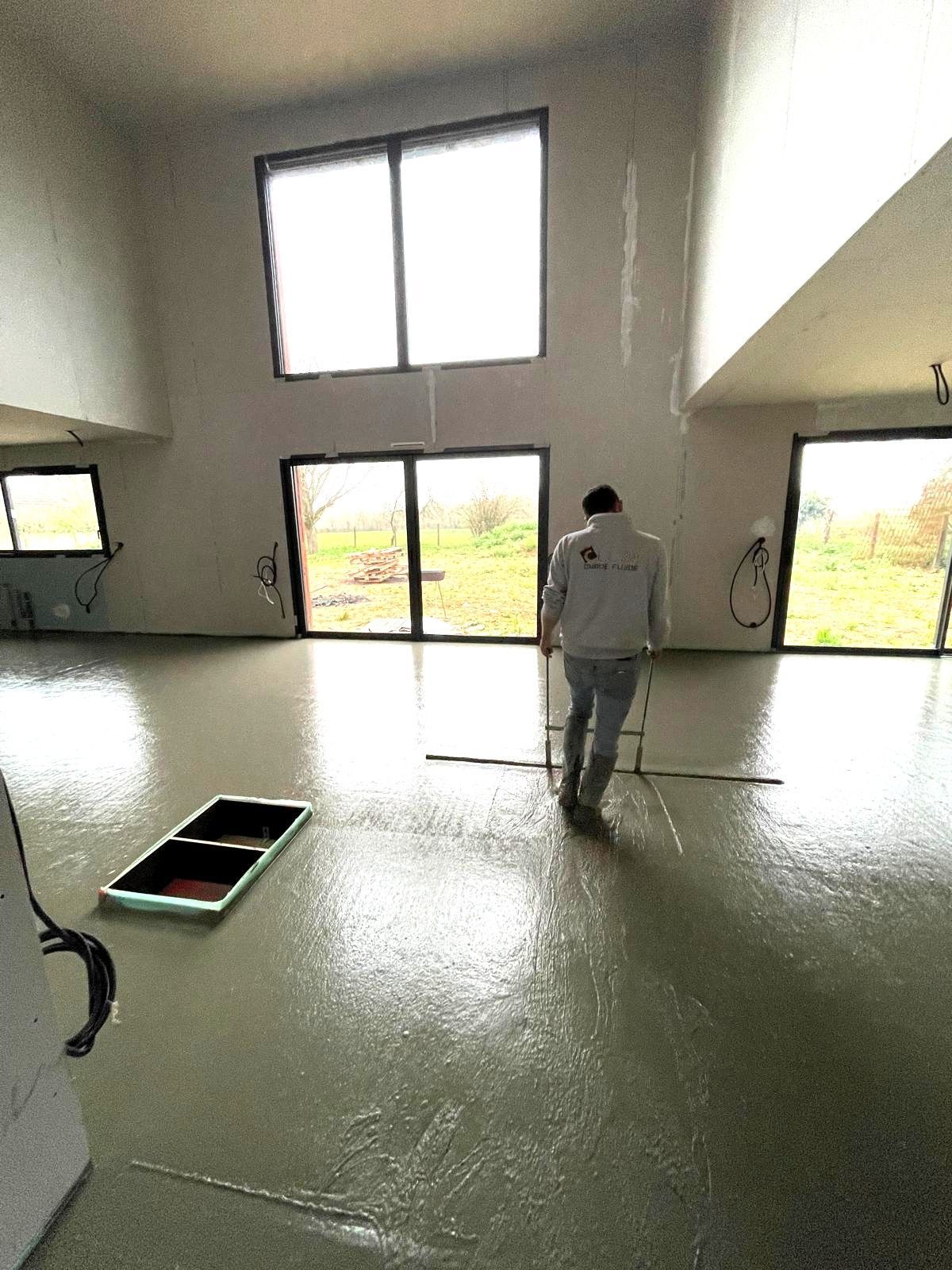 Un homme en costume blanc se tient devant une porte