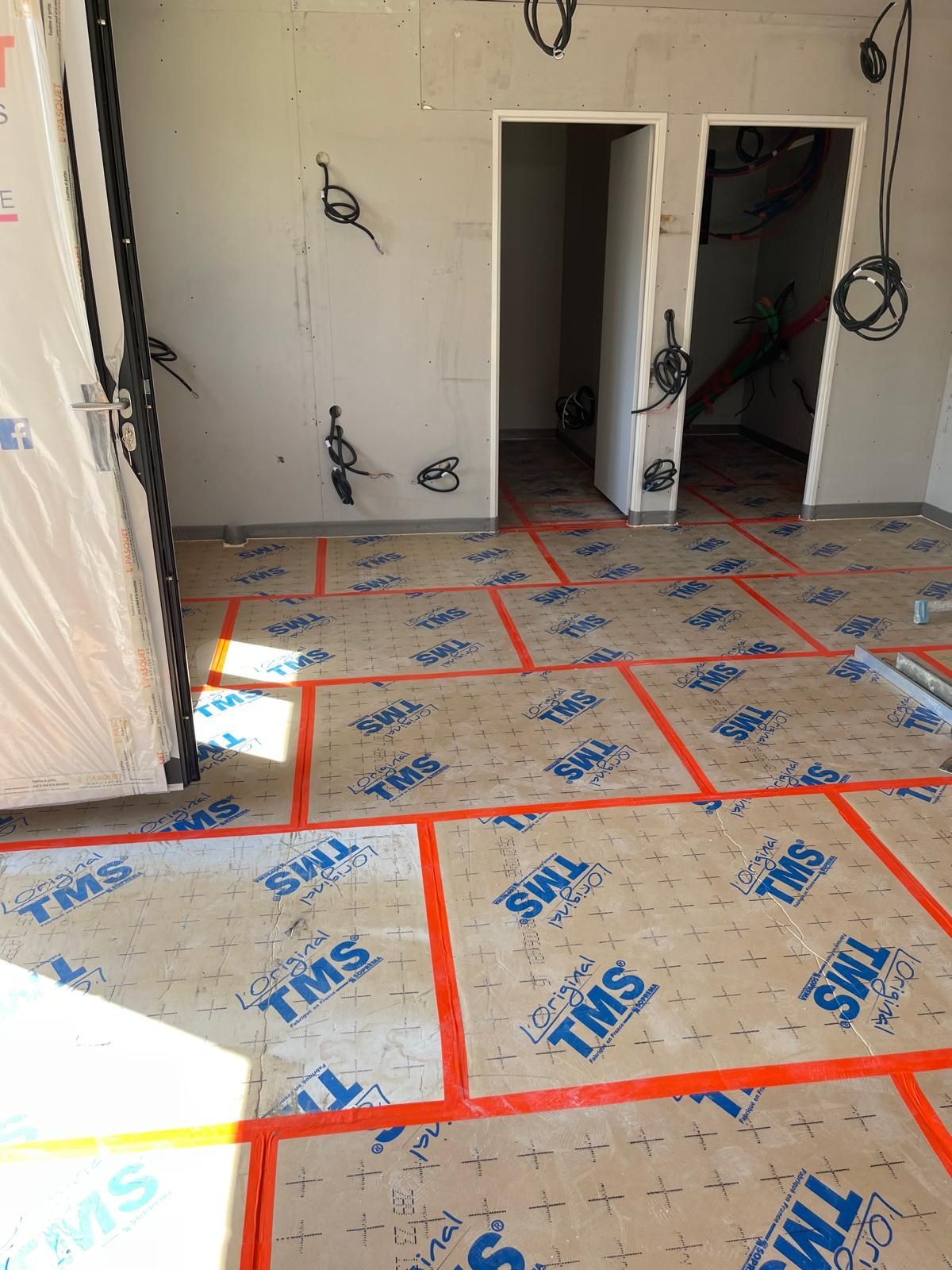 Une pièce avec beaucoup de ruban adhésif orange sur le sol.