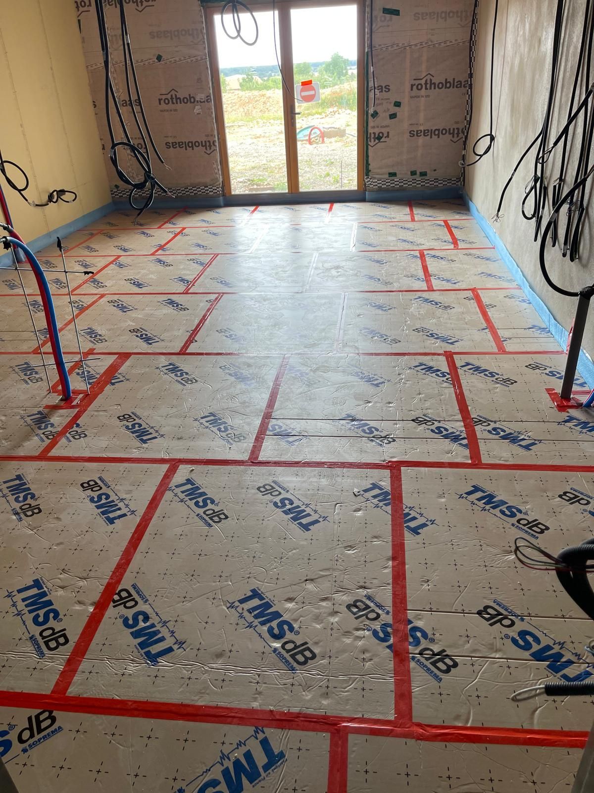 Une pièce avec beaucoup de ruban adhésif sur le sol.