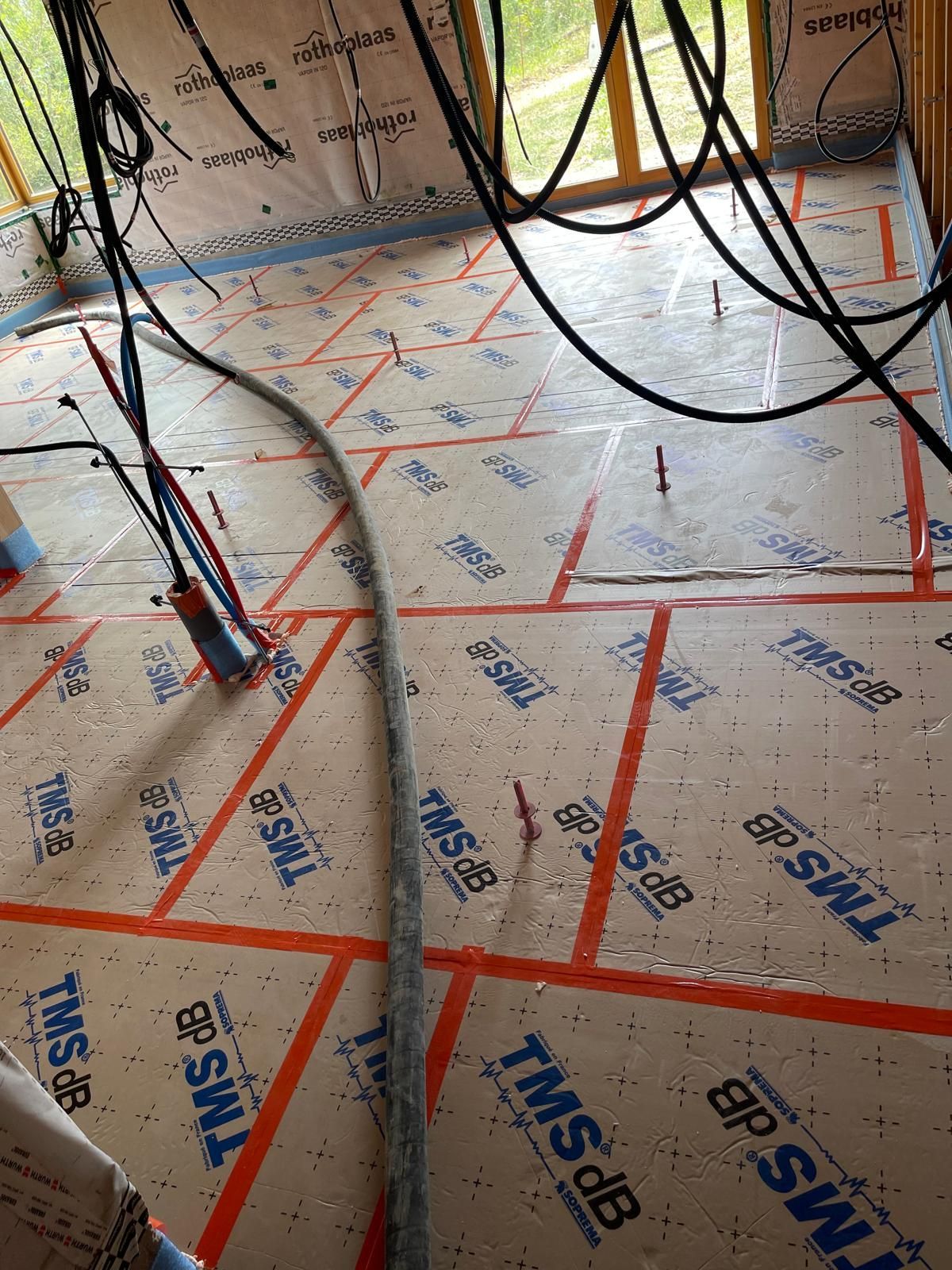 Une pièce avec beaucoup de fils sur le sol.