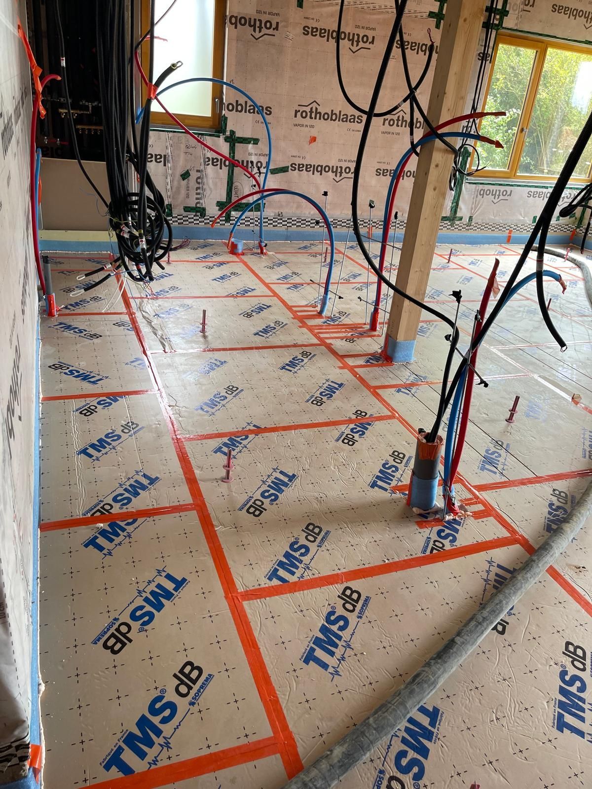 Une pièce avec beaucoup de fils sur le sol.